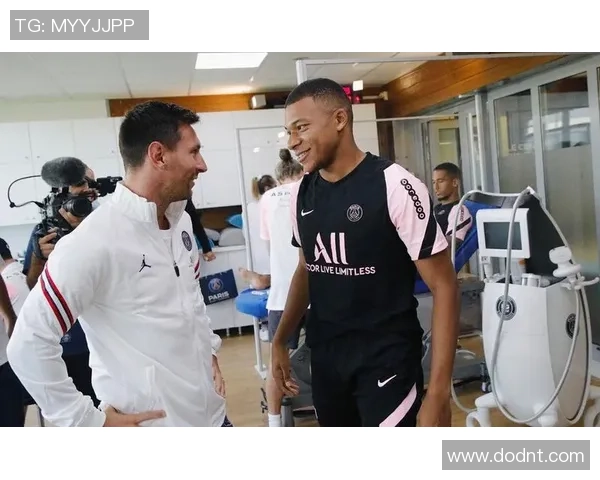 与足球明星亲密合影高清图片分享尽显球场魅力与风采