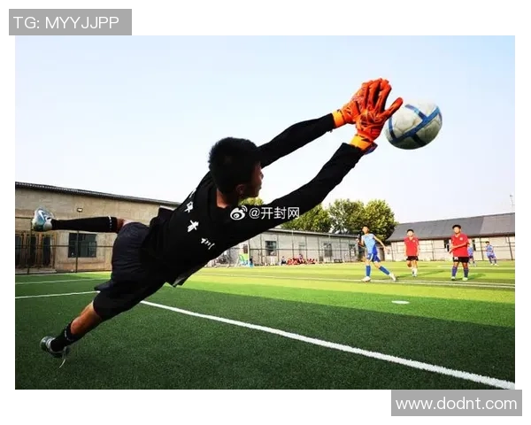 少年足球场上的梦想与拼搏:青春的热血与友谊的交织 少年足球场上的梦想与拼搏:青春的热血与友谊的交织